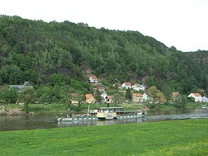 Blick auf Postelwitz mit Raddampfer